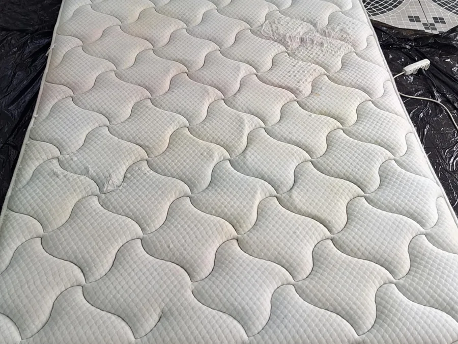 Colchão branco limpo após higienização