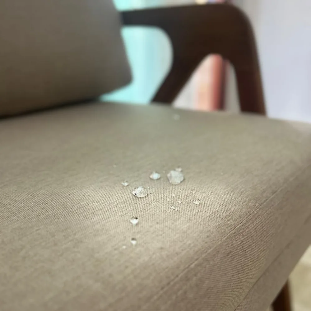 Gotas de água sobre cadeira estofada impermeabilizada